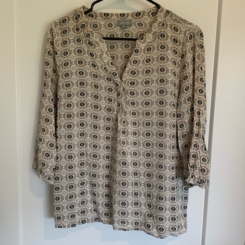 Lightweight V Neck Top! Size Medium